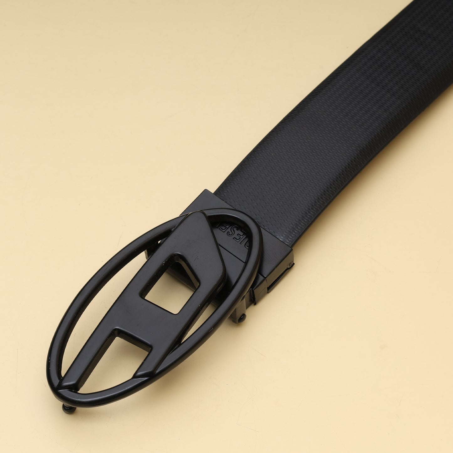 Bold Oval Buckle Leather Belt