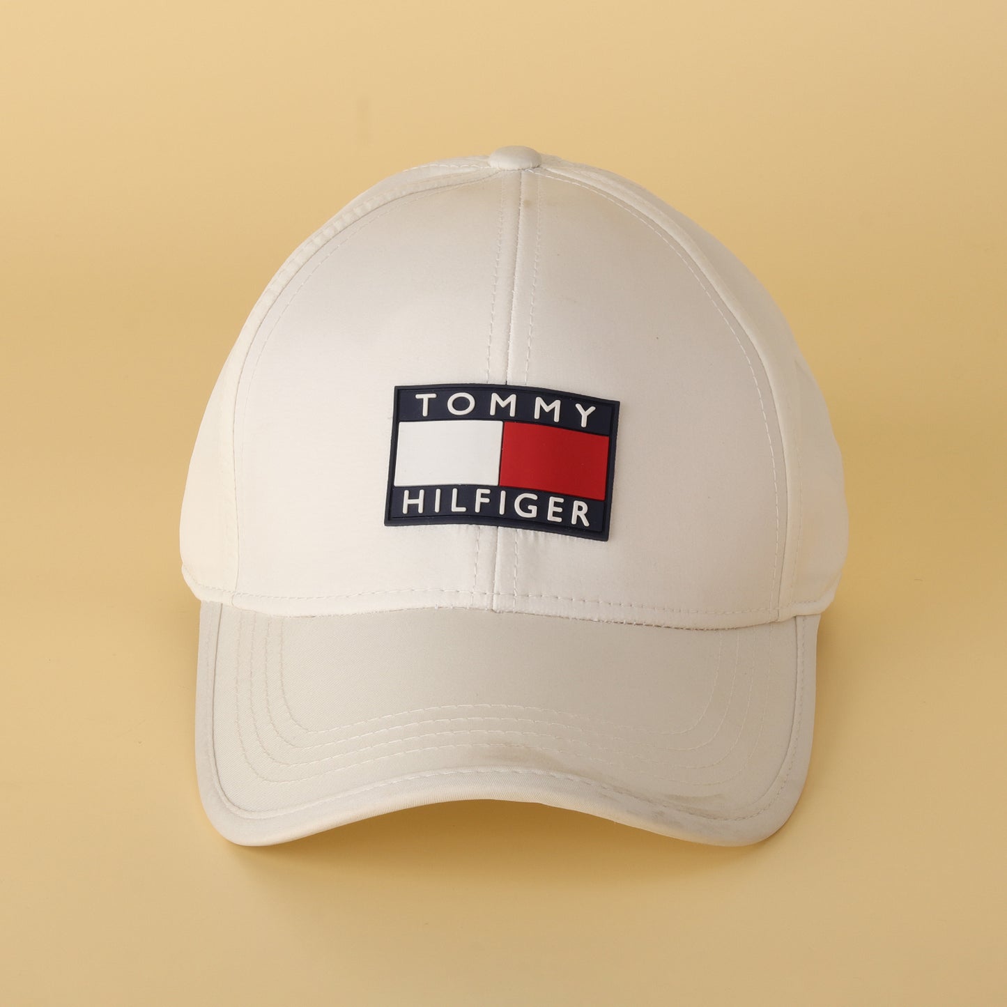 Hilfiger White Logo Cap – Classic Elegance Meets Everyday Style